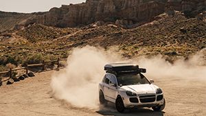 Vehículo Porsche en el desierto