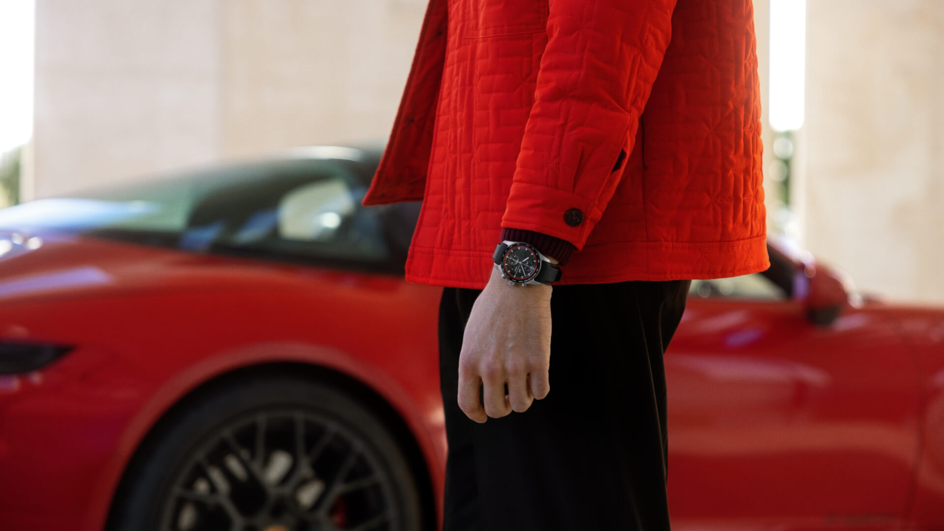 Persona con un reloj Porsche