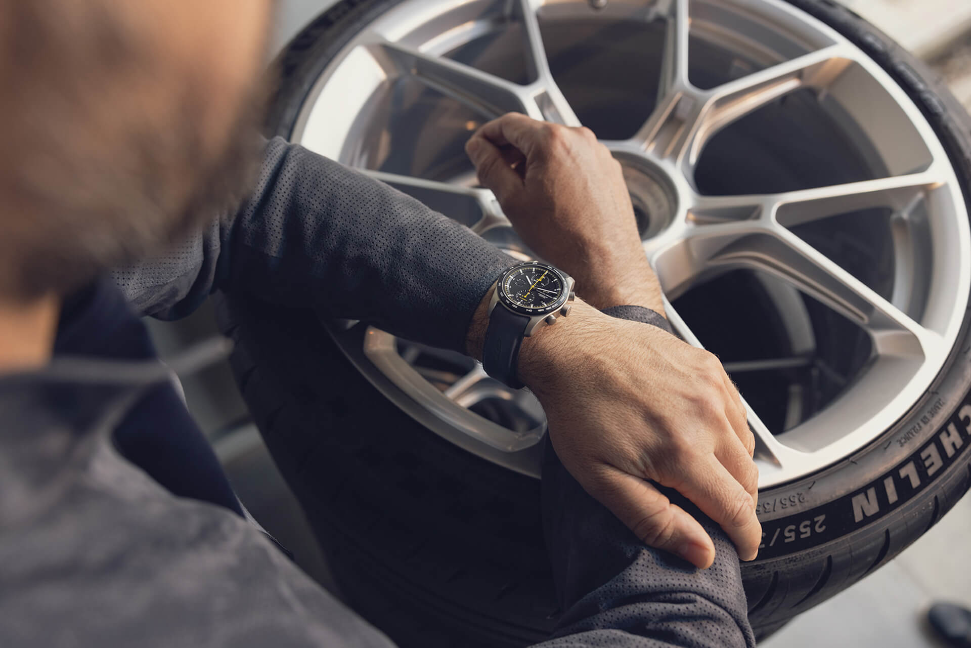 Detalles de productos Porsche: neumaticos y reloj