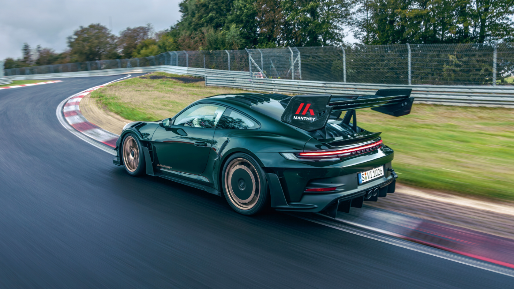 Porsche 911 GT3 con kit Manthey rodando en circuito