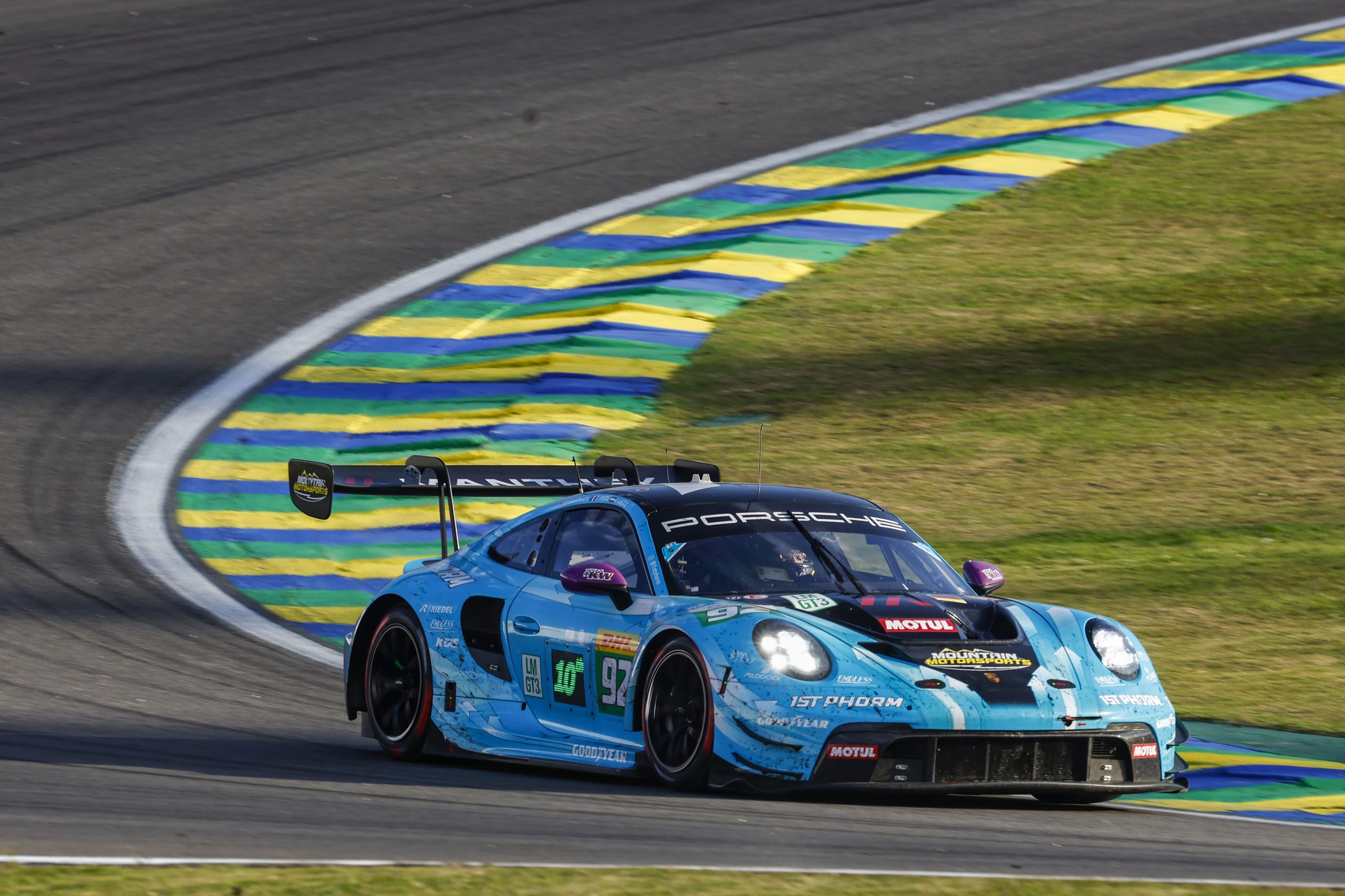 Porsche 911 GT3 R azul compitiendo en circuito