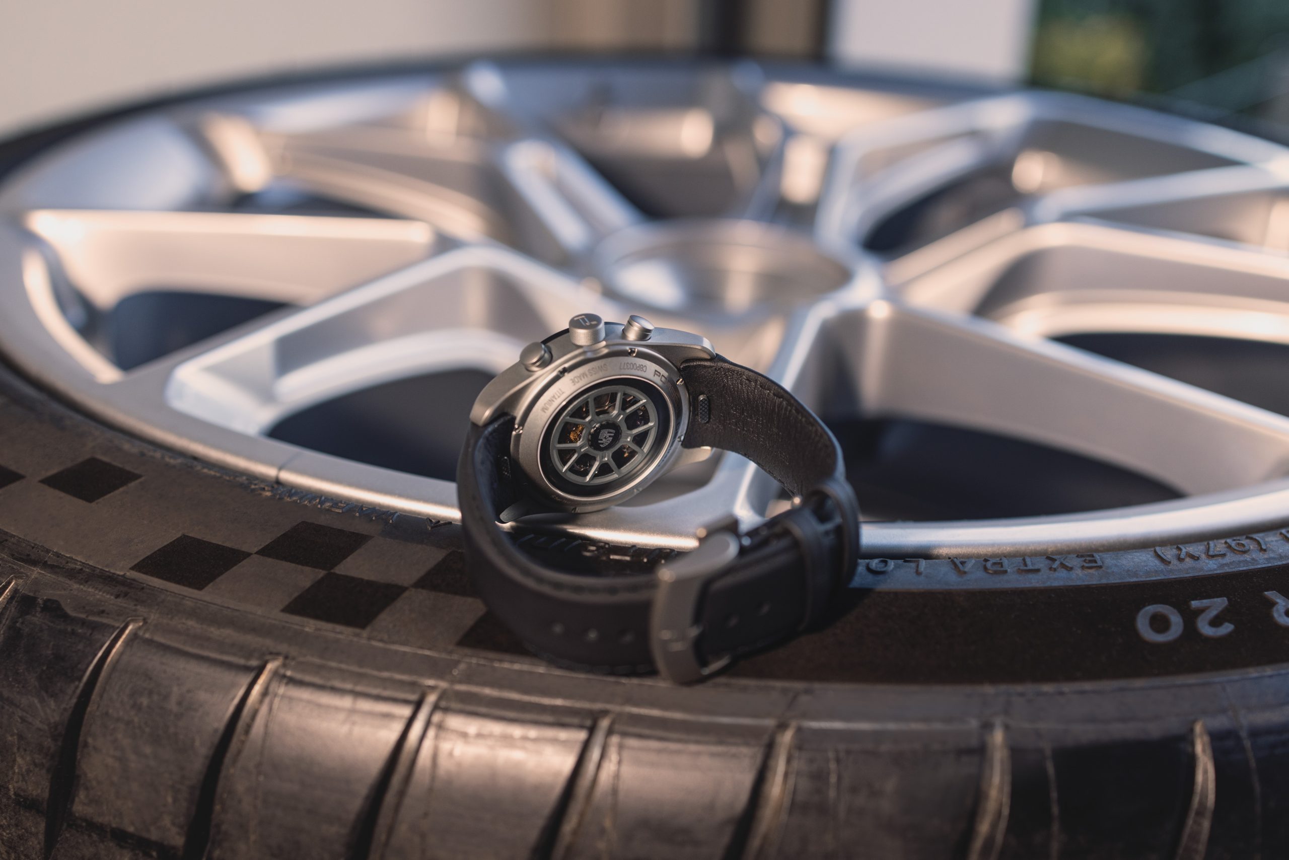 Reloj Porsche Design Chronograph sobre llanta y neumático Porsche