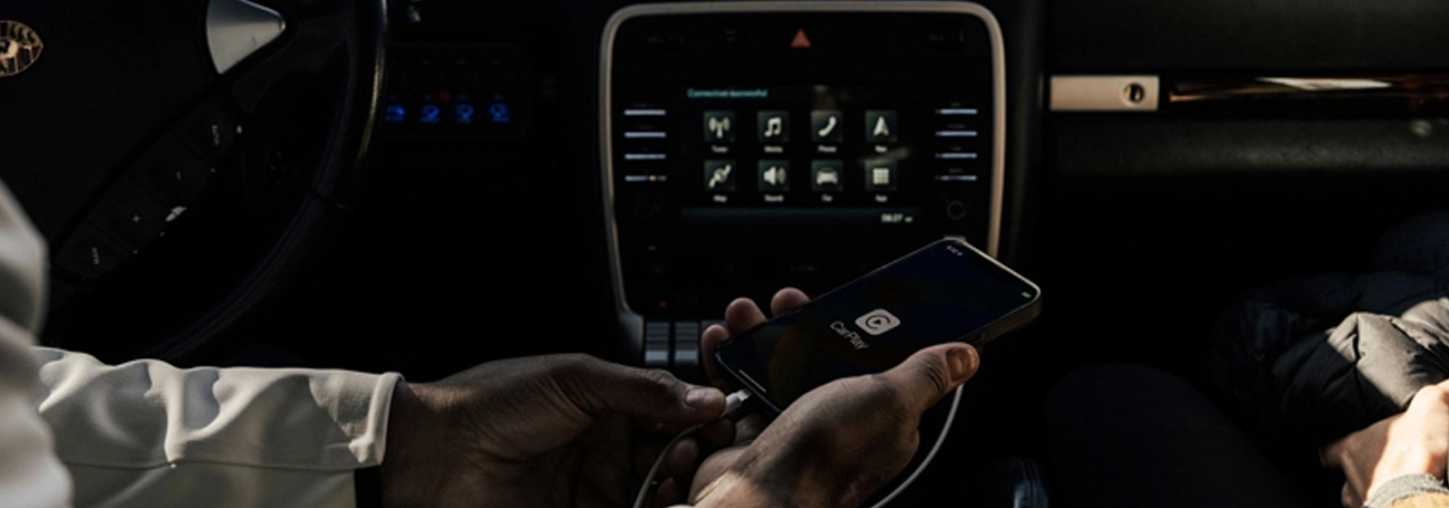 Smartphone conectado al sistema multimedia de un Porsche