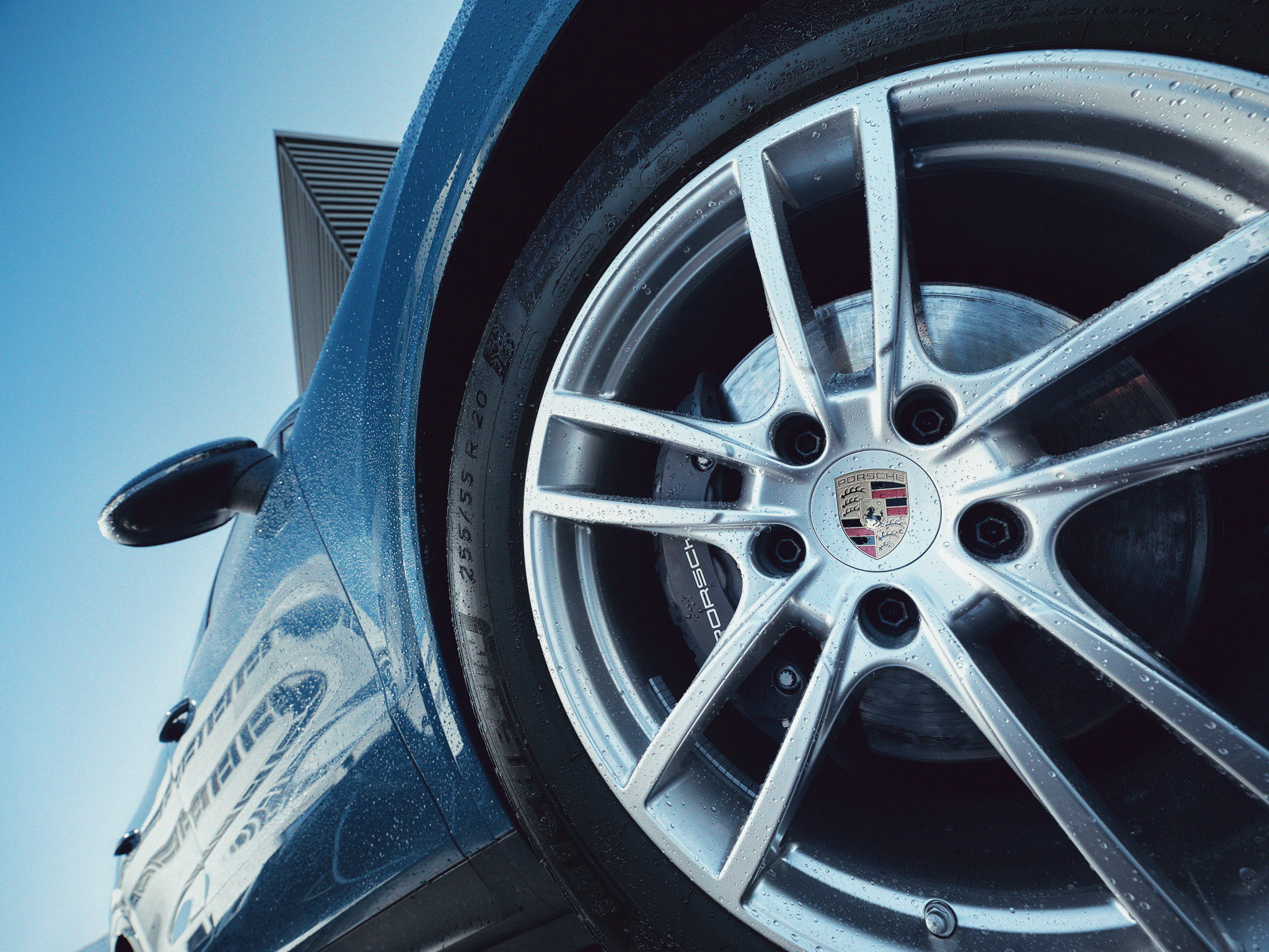 Detalle de llanta Porsche con gotas de agua