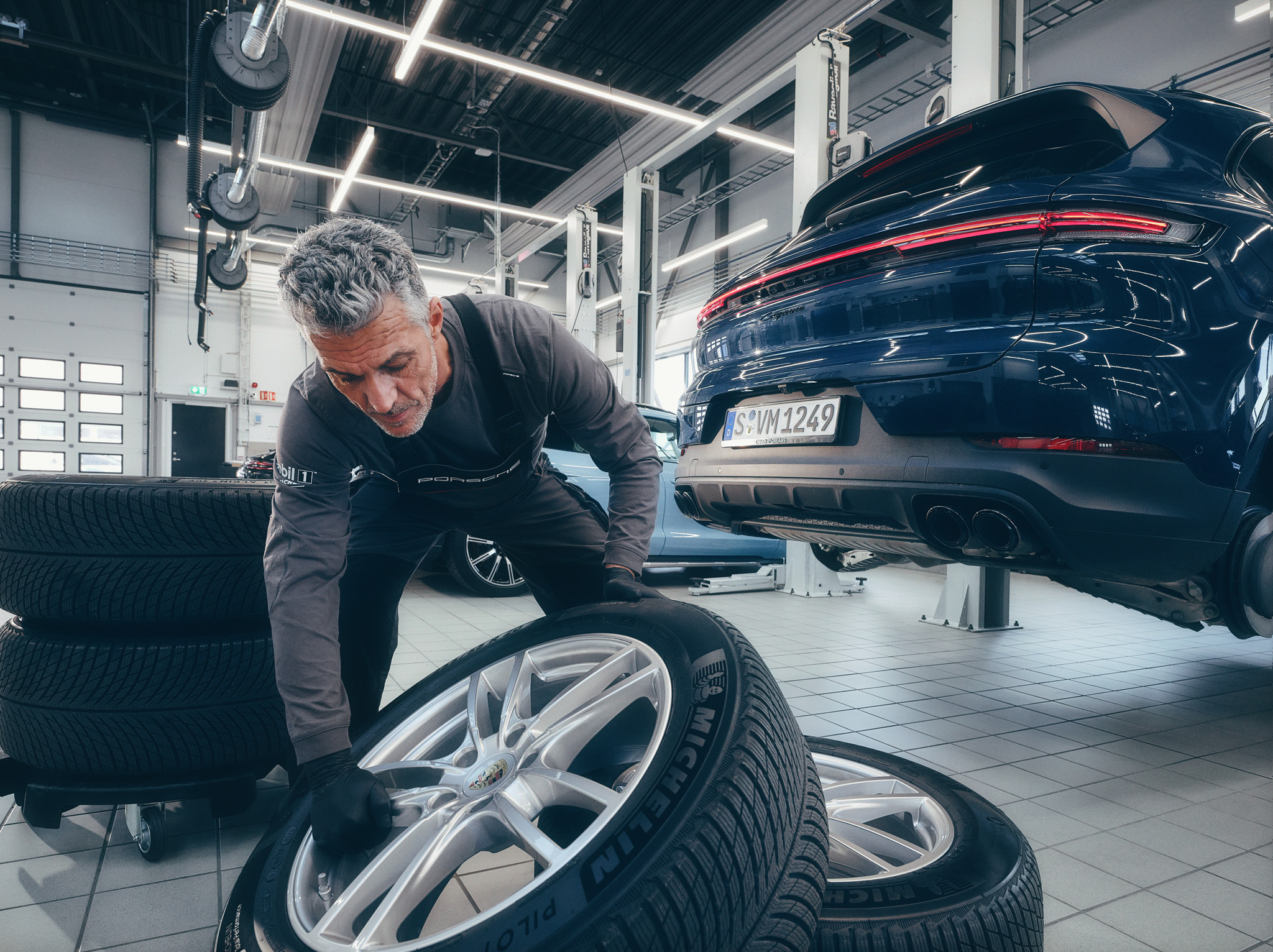 Técnico de Porsche Service preparando ruedas Michelin en el taller