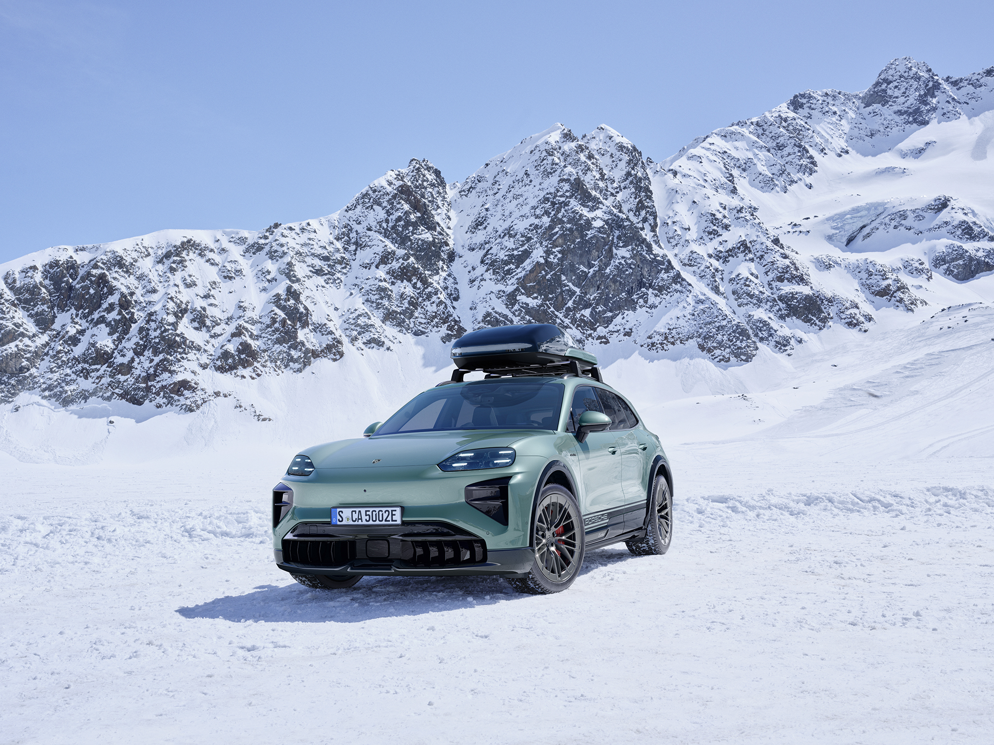 Porsche Macan eléctrico con cofre de techo Porsche en la nieve